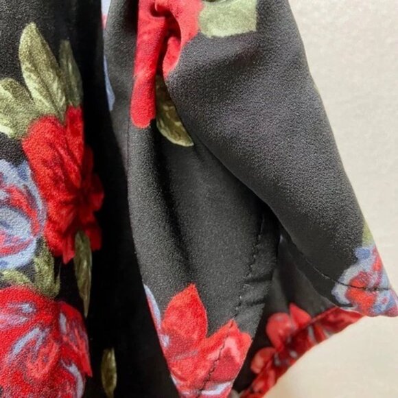 Torrid Peplum Blouse Women's 2/2X Black Red Floral Wrap Look Short Sleeve EUC - Picture 3 of 11